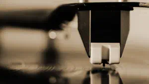 Plattenspieler Nadel reinigen: So machst du es richtig