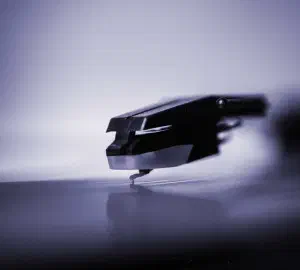 Plattenspieler Nadel: Funktion, Verschleiß & wann du sie wechseln solltest